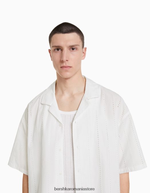 Bershka bărbați cămașă cu mânecă scurtă, cu o formă relaxată, cu broderie elvețiană alb Z86D2923 îmbrăcăminte
