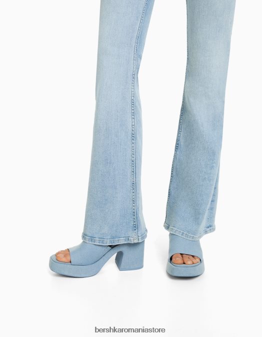 Bershka femei blugi evazati albastru deschis Z86D1534 îmbrăcăminte