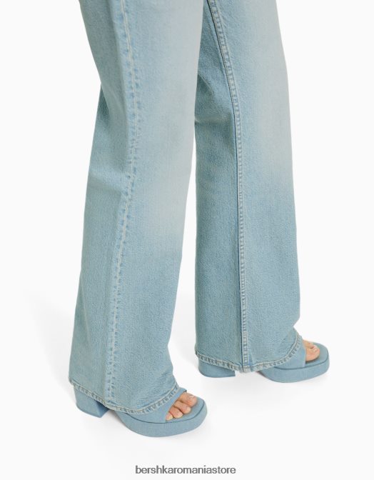 Bershka femei blugi flare cu talie joasa cu buzunare albastru deschis Z86D1565 îmbrăcăminte
