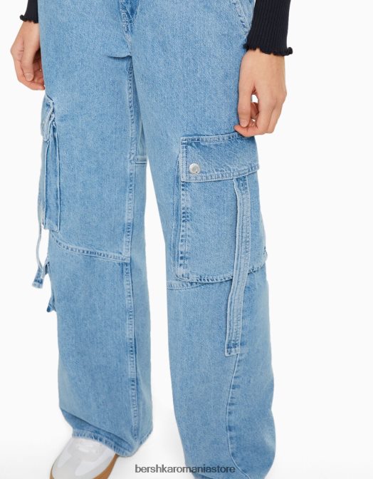 Bershka unisex blugi cargo cu buzunare multiple albastru deschis Z86D3914 îmbrăcăminte